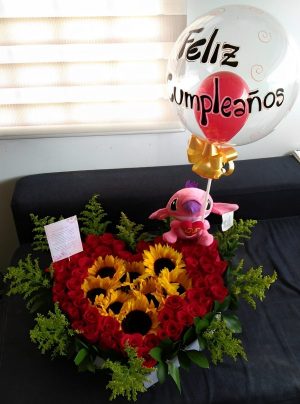Corazon de 8 girasoles, rosas, peluche y globo R124