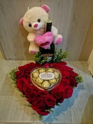 Corazon de rosas, peluche, ferrero y baileys. R130