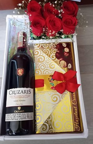 Caja vino  chocolates y 6 rosas R84