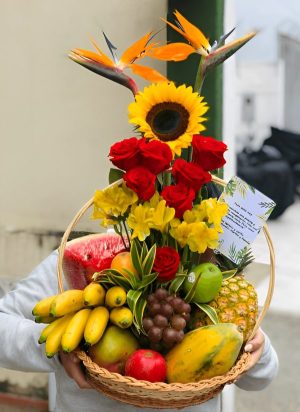 Canasta  frutal ( Heliconia o Ave del Paraiso) girasol y  rosas R89