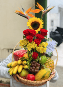 Canasta  frutal ( Heliconia o Ave del Paraiso) girasol y  rosas R89
