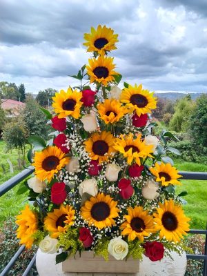 Pirámide girasoles y rosas R115