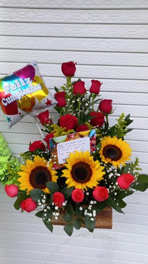 Arreglo feliz cumpleaños rosas y girasoles R40