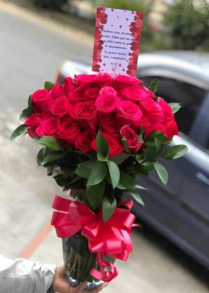 Bouquet de 50 rosas en jarrón de cristal R92