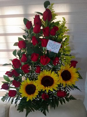 Pirámide de 24 rosas y 3 girasoles R137